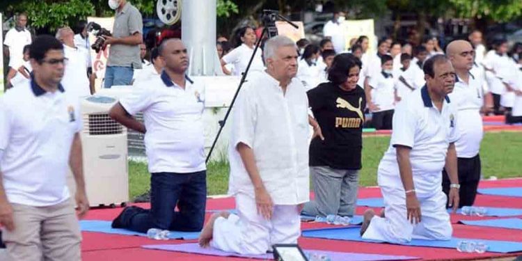 රනිල් යෝග කරන එක ඉස්සෙල්ලා දැක්කේ ෆොටෝවලින් විතරයි නේද? මෙන්න බලාගන්න රනිල්ගේ යෝග වීඩියෝව! (VIDEO)