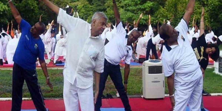 මිනිස්සු තෙල්-ගෑස් පෝලිම්වල මැරී වැටෙද්දී-ළමයින්ට කන්න නැතිව මන්දපෝෂණය හැදෙද්දී රනිලුයි සුසිලුයි ‘කූලර්’ දාගෙන කූල් එකේ යෝග ව්යායාම කරපු හැටි!