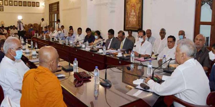 අපි කලින්ම කිව්වා! අගමැතිවරයා කැඳවූ සර්වපාක්ෂික සාකච්ජාවේදී පොහොට්ටුව අගමැති ඉවත් කරන යෝජනාව ගෙනඑයි! දිනේෂ්-ජී.එල් අතරමගදී නැගිට යයි!