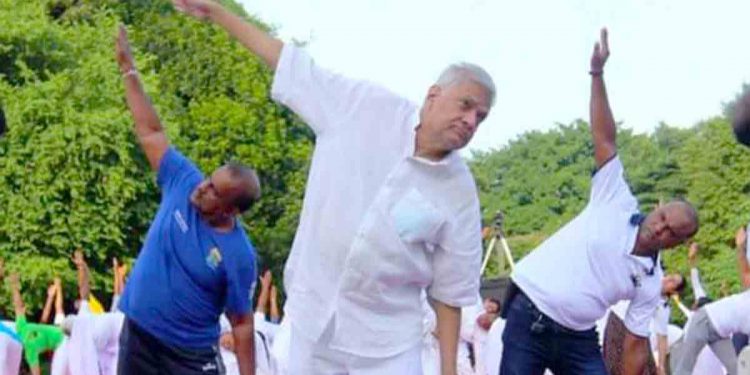 මිනිස්සුන්ට කන්න නෑ! ළමයින්ට ඉස්කෝල නෑ! රස්සාව කරගන්න තෙල් නෑ! අගමැති රනිලුයි අධ්යාපන ඇමැති සුසිලුයි ආරක්ෂාව දාගෙන නිදහස් චතුරශ්රයට ගිහින් යෝග කරනවා! (PHOTO)