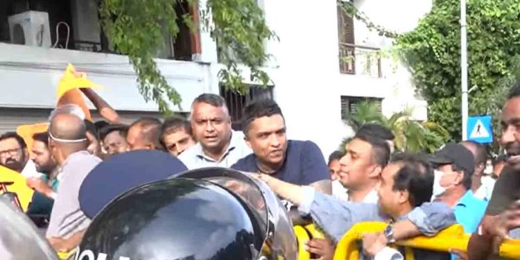 සමගි තරුණ බලවේගයත් අරන් මයන්ත-රෙහාන් අගමැති කාර්යාලය වටලන්න එයි! පොලිසිය පටස් ගාලා පාර වහයි! (VIDEO)
