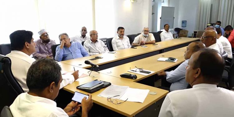 පිටකොටුවේ ආනයනකරුවන් විපක්ෂනායක මුණගැසී ගැටලු කතා කරයි! හර්ෂ-ඉරාන්-කබීර් සමග සජිත් සජබෙ විසඳුම කියයි! (VIDEO)