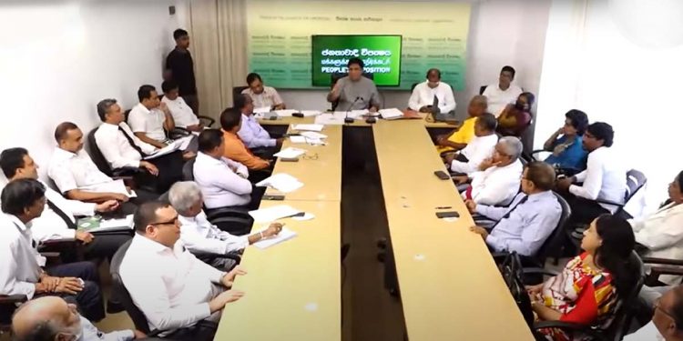 අධිකරණ ඇමැතිගෙ 21, ආණ්ඩුවෙ 21, විපක්ෂයෙ 21 කියලා එකක් නෑ !තියෙන්නෙ එකයි ! ඒ, සජබෙ පාර්ලිමේන්තුවට දුන්නු 21! දේශපාලන ගේම් ගහලා ඒකත් නැති කරන්න හදනවා…! (VIDEO)
