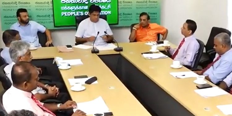 දරුවන්ට මන්දපෝෂණය! අම්මලාට ත්‍රිපෝෂ නෑ! බෙහෙත් නැතිව මිනිස්සු දුක් විඳිනවා! මේ ආණ්ඩුව ගෑස්වලින් ගසා කනවා! බෙහෙත්වලින් හොරකම් කරනවා! තවදුරටත් ගෙනියන්නේ දූෂණකාරී පාලනයක්! සජබෙ දොස්තර මන්ත්‍රීලා දෙන්නෙක් දෙපැත්තේ තියාගෙන සජිත් දොස්තරලා හමුවෙයි! (VIDEO)