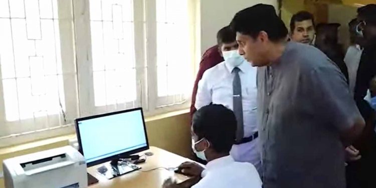 සජිත් විපක්ෂයේ ඉඳන් රට හදන ගේම් එක නොනවත්වයි! අවිස්සාවේල්ලේ පාසලකට තාක්ෂණය අරගෙනම යයි! විපක්ෂයේ ඉඳන් ඔක්කොම එකතු කරන් වගා සංග්රාමයක් අරඹන බව කියයි! (VIDEO)