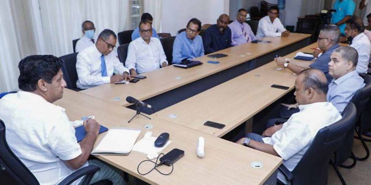 නාවුක-ගුවන් සේවා-වරාය හා අපනයන ක්ෂේත්‍රවල නියෝජිතයන් විපක්ෂනායක කාර්යාලයට එයි! ප්‍රශ්න ටික කියයි! සජිත් උත්තර දෙයි! විසඳුමුත් දෙයි! (VIDEO)