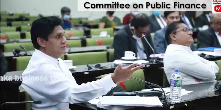 ගෝඨා ආපු හැටිය මුලු ආර්ථිකයම විනාශ වෙන්න දුන්න බදු කප්පාදුව ගැන පාර්ලිමේන්තු මුදල් කමිටුවේදී සජිත් කියලා දෙයි! පිටුපසින් ඒ විනාසෙට වගකිව යුතු ආටිගල-පීබී-කබ්රාල් ඇඹරි ඇඹරි හිනා වෙවී අහන් ඉන්න හැටි හොඳට බලන්න! (VIDEO)