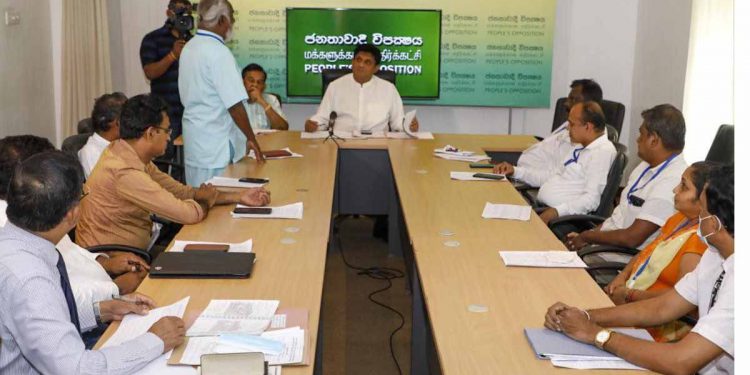 දේශීය හා පාරම්පරික වෙදමහත්තුරු සංවිධානය වෙලා සජිත් බලන්න එයි! ප්රශ්න ටික ඔක්කොම සජිත්ට කියයි! විසඳුම් කතා කරයි! වෙන්න යන ඛේදවාචකය ගැනත් අනතුරු අඟවයි! (VIDEO & PHOTOS)