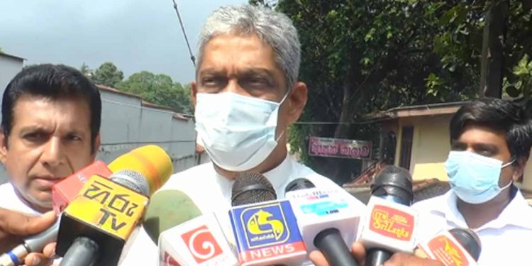 රාජපක්ෂලා එදා ගිහින් දාපු වැලිකඩ හිරගෙදරට ෆීල්ඩ් මාෂල් ආයෙත් යයි! ඇතුළෙ දාලා ඉන්න රන්ජන් එක්ක පැය ගාණක් කතා කරයි! මයිනලා ගැන කපුටො ගැන මෙන්න එළියට ඇවිත් කියපුවා! (VIDEO)