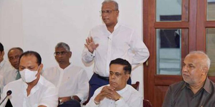ජන්දෙන් පැරදිලා ජාතික ලයිස්තුවෙන් ආපු කෙනා මූලාසනේ! පක්ෂයක්වත් නැති අය-අනුන්ගේ පක්ෂවලින් ඉල්ලලා ආපු අය-එක සාමාජිකයෙක්වත් නැති පක්ෂවලත් අය මුල් පුටුවල! ජන්දෙන් දිනලා ආසන 16ක් ගත්ත නායකයා පසුපෙළේ! එළියට ඇවිත් කියනවා ඔක්කොම එකඟ වෙන්නලු! ඇත්තටම මේක විකෘතිය නෙමෙයිද?