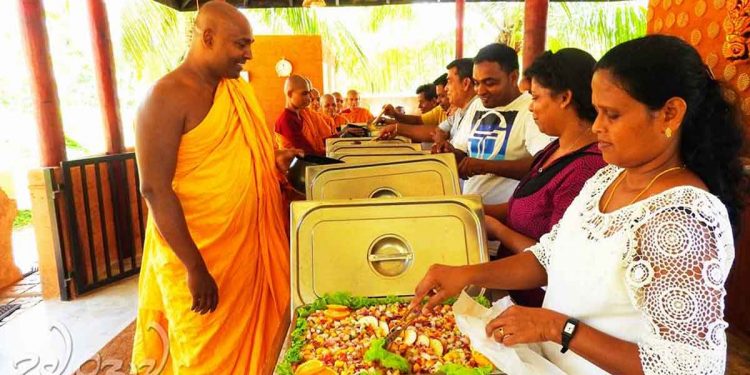 දෙල් දාපු ඌරු මස් එකක් කන්න ඕනෙ නම් යන්න උමන්දාවට! බුදු හාමුදුරුවොත් වැලඳුවලු ඌරු මස්! කියන්නෙ පිටිදූවෙ සිරිධම්ම හාමුදුරුවො! (VIDEO)