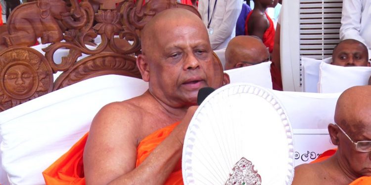 අස්ගිරි පාර්ශ්වයේ මහනායක හිමියෝ ආණ්ඩුව ගැන අන්තෙටම කලකිරෙයි! දැන් ඉතින් රටේ ආරක්ෂාව ශක්‍ර දෙවියන්ටත් විෂ්ණු දෙවියන්ටත් බාර ‌දිය යුතු බව කියයි!