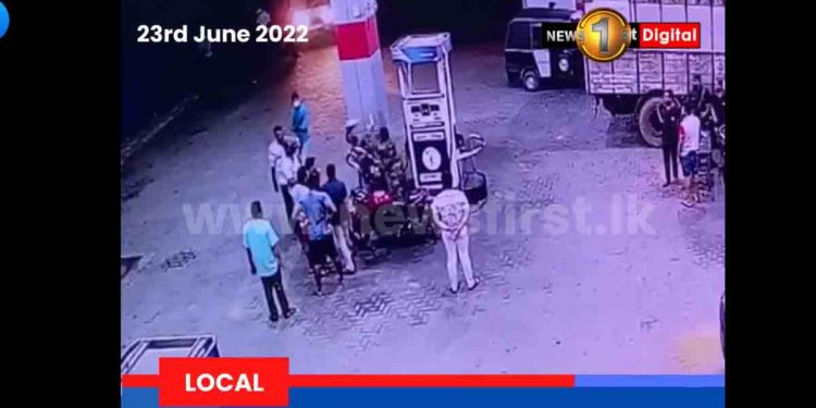 ෂෙඩ් එකේදි හමුදා නිලධාරියෙක් පොලිස් නිලධාරියෙක්ට තුවාල වෙන්න ගහයි! පොලිස් නිලධාරියා රෝහලේ! හමුදා නිලධාරියා පොලිසියේ! (VIDEO)