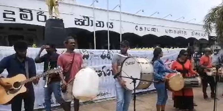සඳ එළියට පිස්සු හැදිලා බල්ලො බුරනවා! අරගලයේ කොල්ලො ටික කොටුව ස්ටේෂන් එක ඉස්සරහා සින්දුවෙන් දෙන පණිවුඩය! (VIDEO)
