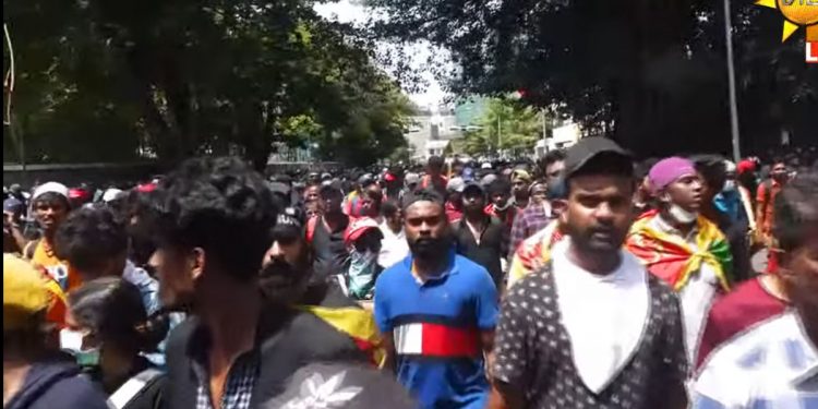 වහාම අස්වෙන්න! අගමැති කාර්යාලය ඉදිරිපිටට දහස් ගණන් එක්රැස් වෙයි! කඳුලු ගෑස් ගහයි! (VIDEO)