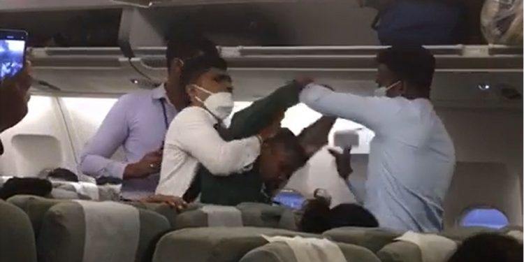 ශ්රී ලංකන් යානයකට නැග සිටි මගියකු අවසන් මොහොතේ පිරිසක් පැමිණ අත්අඩංගුවට ගනී! වරෙන්තුවක්වත් පෙන්වලා නෑ! සමාජ මාධ්ය ජාල උණුසුම් වෙයි! (VIDEO)
