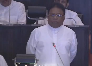 මගේ තාත්තා ගමේ බුලත්විට කන විදුහල්පතිවරයෙක්! අපි ගම්වල මිනිස්සු! මම කවදාවත් කාර් පර්මිට් අරගෙන නෑ! ජනපති ජන්දයෙන් පැරදුණු ඩලස් පාර්ලිමේන්තුවේදී කළ සංවේදී කතාව! (VIDEO)