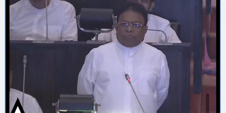 මගේ තාත්තා ගමේ බුලත්විට කන විදුහල්පතිවරයෙක්! අපි ගම්වල මිනිස්සු! මම කවදාවත් කාර් පර්මිට් අරගෙන නෑ! ජනපති ජන්දයෙන් පැරදුණු ඩලස් පාර්ලිමේන්තුවේදී කළ සංවේදී කතාව! (VIDEO)