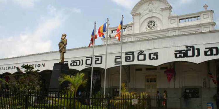 කෝච්චි නැතිව මගීන් නොසන්සුන් වෙයි! කොටුව ස්ටේෂන් එකේ ‌උණුසුම් තත්ත්වයක්!