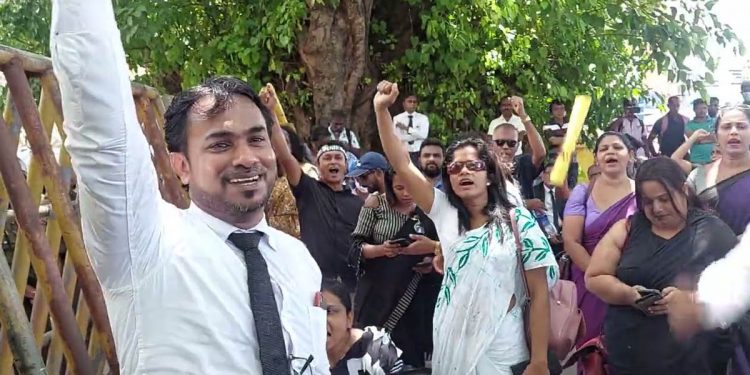 බහින්න පාරට! බහින්න පාරට! බයවෙන්න එපා! ඔබ වෙනුවෙන් අපි ඉන්නවා! නීතිඥවරු පාරට බැහැලා රටේ ජනතාවට දුන්නු පණිවුඩය! (VIDEO)
