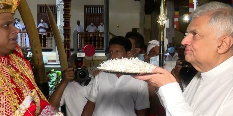 රනිල් දළදා වහන්සේ වැඳපුදාගනී! අද සවස මහනාහිමිවරුන්වත් හමුවෙයි!