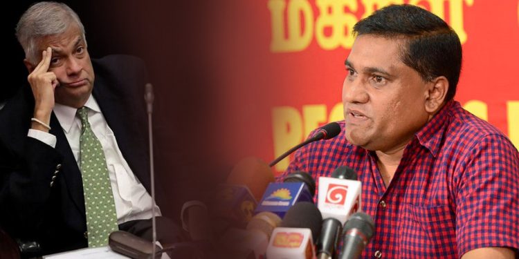 අගමැතිතුමා, ඔබතුමා Mr. Bean වෙන්න හදන්න එපා! අගමැතිකම ගරු කටයුතු තනතුරක්! පාර්ලිමේන්තුවෙ අහන ප්රශ්නවලට ‘Jokes’ දදා උත්තර දෙන්න ගිය අගමැතිට විජිත හේරත් හොඳ ෂොට් එකක් දෙයි! (VIDEO)