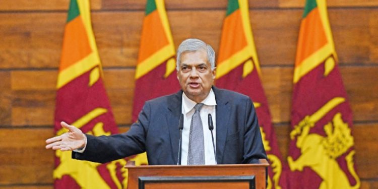 වැඩබලන ජනපති දිවුරුම් දුන් ගමන් ජාතිය අමතයි! (VIDEO)