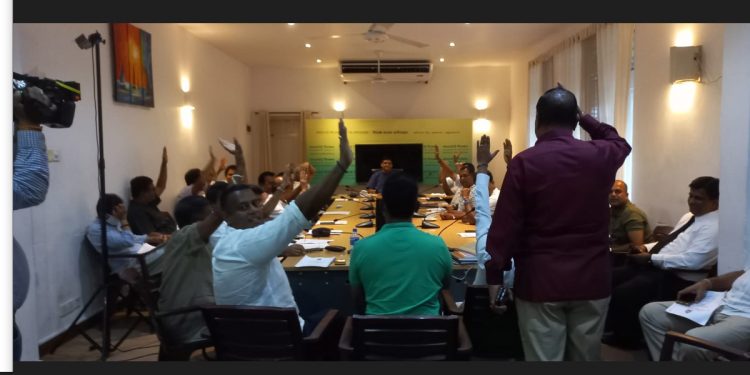 ජනාධිපති ධූරයට සජිත්ගේ නම සජබෙ සියලු පක්ෂ ඒකමතිකව තීන්දු කරයි! ‌නම යෝජනා කළේ මද්දුමබණ්ඩාර! ස්ථිර කළේ ෆීල්ඩ් මාෂල් සරත් ෆොන්සේකා! (VIDEO & PHOTOS)
