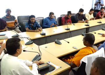 රනිල් පරද්දන්න පාර්ලිමේන්තුවේ ඕන ක්රියාපටිපාටියකට යන්න -අරගලකරුවෝ සජිත් හමුවී දැනුම් දෙයි! මම අරගලය පාවා දෙන කිසිම තීන්දුවක් ගන්නේ නෑ -සජිත් අරගලකරුවන් හමුවේ ප්රතිඥාවක් දෙයි! මුල්වරට අරගල භූමියේ සියලු නායකයන් විපක්ෂනායක කාර්යාලයට එයි! (VIDEO)