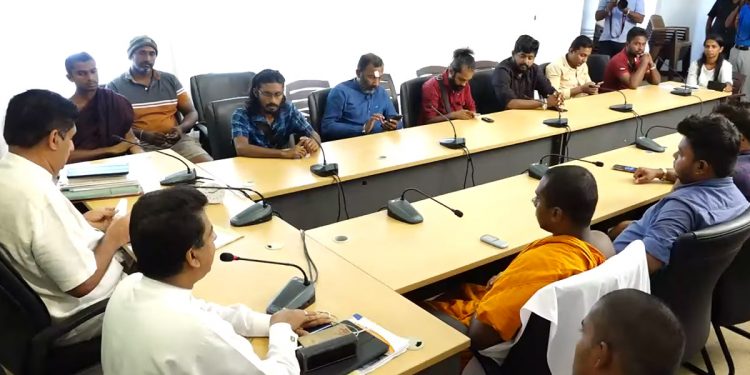 රනිල් පරද්දන්න පාර්ලිමේන්තුවේ ඕන ක්රියාපටිපාටියකට යන්න -අරගලකරුවෝ සජිත් හමුවී දැනුම් දෙයි! මම අරගලය පාවා දෙන කිසිම තීන්දුවක් ගන්නේ නෑ -සජිත් අරගලකරුවන් හමුවේ ප්රතිඥාවක් දෙයි! මුල්වරට අරගල භූමියේ සියලු නායකයන් විපක්ෂනායක කාර්යාලයට එයි! (VIDEO)