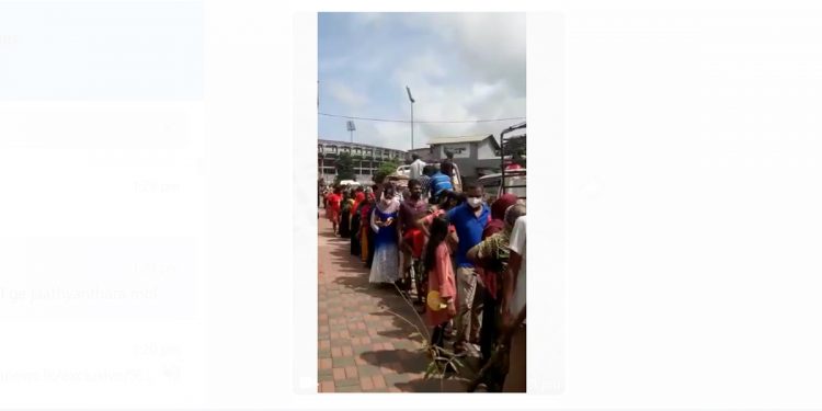 මෙන්න ගෝඨාගේ සෞභාග්‍යය! රනිල්ගේ ජාත්‍යන්තර මොළේ! කොස් ගෙඩියක කෑල්ලක් ගන්න මිනිස්සු පෝලිමේ! මේක තමයි රට අරන් ගිය තැන! (VIDEO)