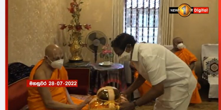 මිනිස්සු ප්රතික්ෂේප කරපු අය තමයි දැන් තනතුරු දරන්නේ! කැබිනට් එකේ සංයුතිය දිහා බැලුවත් එහෙමයි! තම තමන්ගේ තනතුරු තහවුරු කරගත්තා! ජනාධිපතිකම-අගමැතිකම-මැතිඇමතිකම් තහවුරු කර ගත්තා! දැන් ඉතාම සුදුසු දේ මැතිවරණයකට යාම! මල්වතු පාර්ශ්වයෙන් නිවේදනයක්! (VIDEO)
