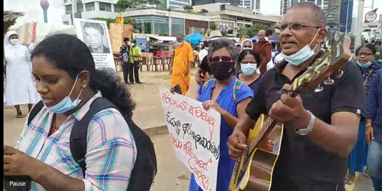 හදිසියට එරෙහිව ගෝල්ෆේස්වල විරෝධයක්! (VIDEO)
