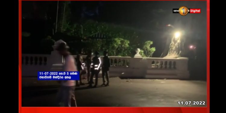 ඊයේ රෑ-අද පාන්දර-අද උදේ ජනාධිපති මන්දිරයේ වෙච්ච දේ මෙන්න! (VIDEO)