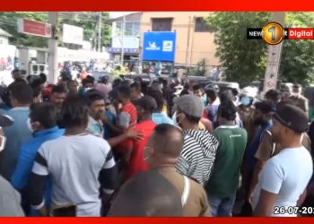 හාලිඇල අදත් වලි! පෝලිමේ හිටපු අය තෙල් දෙනකම් ගෙදර යන්නෙ නෑලු! (VIDEO)
