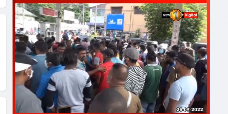 හාලිඇල අදත් වලි! පෝලිමේ හිටපු අය තෙල් දෙනකම් ගෙදර යන්නෙ නෑලු! (VIDEO)