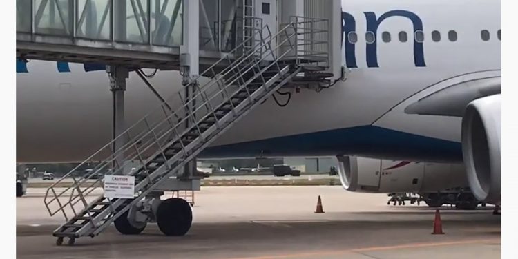 VVIP ප්‍රබලයෙක් රටින් පනින්න කටුනායක ප්ලේන් එක ළඟටම වාහන පේළියෙන් එන වීඩියෝව මෙන්න! (VIDEO)