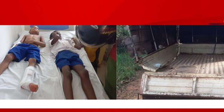 ඉස්කෝලෙ යන්න බස් නැතිව ලොරියක නැග්ග ළමයි 37ක් ලොරි තට්ටුව කඩන් බිමට වැටිලා! 13 දෙනෙක් ඉස්පිරිතාලේ!