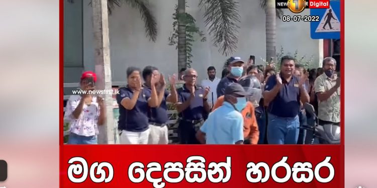 සිසුන් කොළඹට පයින් එනකොට මග දෙපස ජනතාව අත්පොලසන් දී ආචාර දක්වයි!  (VIDEO)