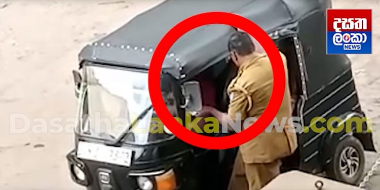 මාර වීඩියෝ එකක්! පොලිසියේ දෙතුන් දෙනෙක් කරන මේ වැඩ නිසා මිනිස්සු කලබල නොවී ඉඳීද? ඇයි බලධාරීන් බුදිද මේවට නීතිය ක්‍රියාත්මක කරන්න! (VIDEO)