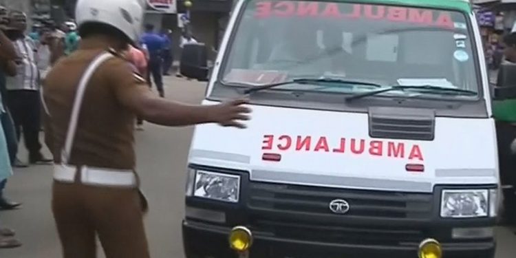 මිනිස්සු යට කරන් යන ලංකාවේ ඇම්බියුලන්ස්!