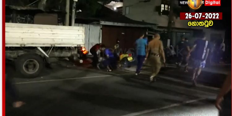 ගොතටුව ෂෙඩ් එකේදි අලිකචල් එකක්! කළමනාකරුට-පොලිස් නිලධාරියකුට පහර දෙයි! පොලිසිය බැටන් පොලුවලින් උත්තර දෙයි! (VIDEO)
