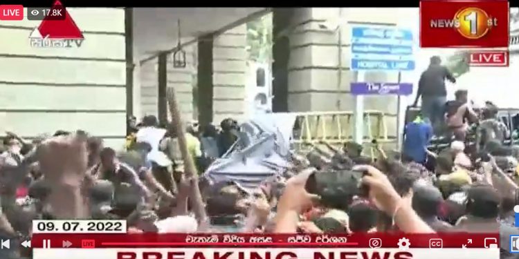 අරගලකරුවන් ජනපති මන්දිරයේ අවසන් මුර කපොල්ලට එයි! හමුදාව අහසට වෙඩි තියයි!