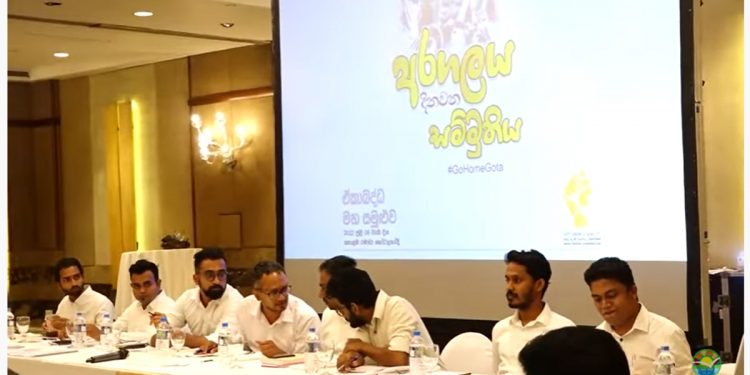 අරගලය දිනවන සම්මුතියට සජිත් එකඟ වෙයි! අරගලකරුවන් සමග මුහුණට මුහුණ ප්‍රශ්න කතා කරයි! අර්බූදය විසඳන්න මාර්ග සිතියම එළිදක්වයි! ගෝඨාභය එක්ක ආණ්ඩු නොහදන බවත් කියයි! (VIDEO)