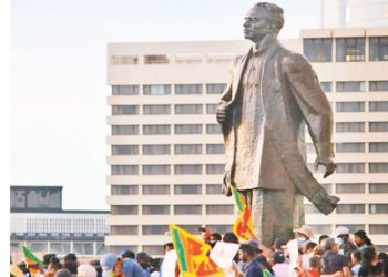 ගෝල්ෆේස් බණ්ඩාරනායක පිළිරුව ළඟ හිටපු 4ක් පොලිසියෙන් අල්ලගෙන යයි! උසාවි නියෝගය කැඩුවලු!