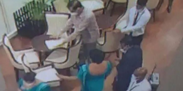 රට යන්න ගිය බැසිල්ට කටුනායකදී මිනිස්සු කෑ ගහපු වීඩියෝව එළියට එයි! (VIDEO)