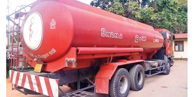 ෂෙඩ්වල තෙල් නැති වුණත් බවුසර් 15ක තෙල් ගෙවල්වල!