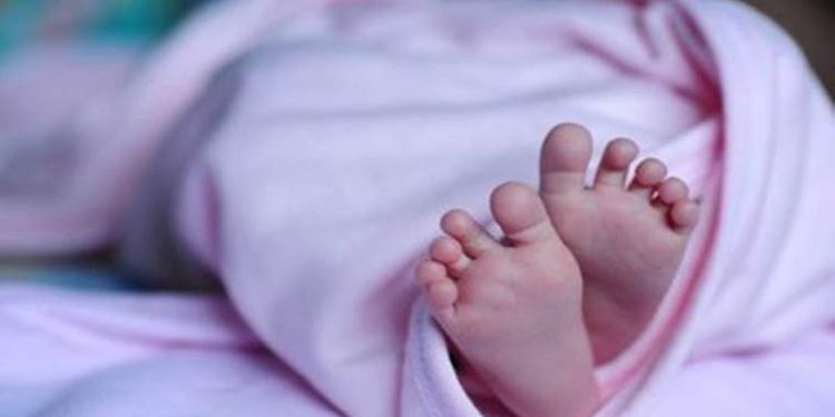 අද උදේ පාස්පෝට් පෝලිමේ සිටි මව ප්‍රසූත කළ දරුවා මියයයි! වැරැද්ද කාගේද?