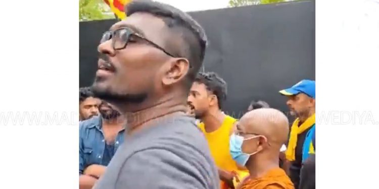 අරගලකරුවන් ‘දෙරණ’ ඉස්සරහටත් යයි! (VIDEO)