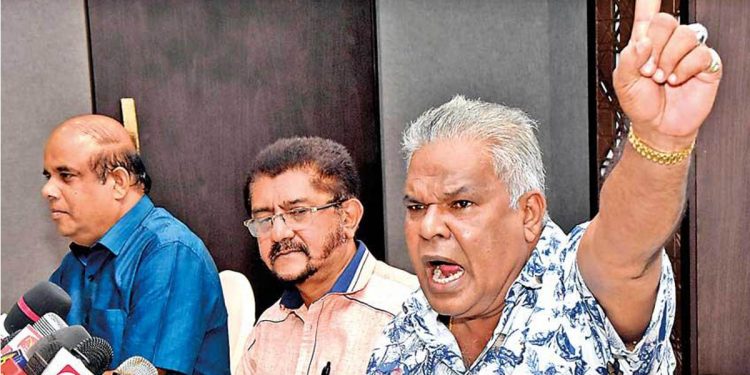 ඩඩ්ලි යළි ගේමම ඉල්ලයි! දේශපාලකයන්ටයි ‌මෝල්කරයන්ටයි එළිපිට චැලෙන්ජ් කරයි! (VIDEO)